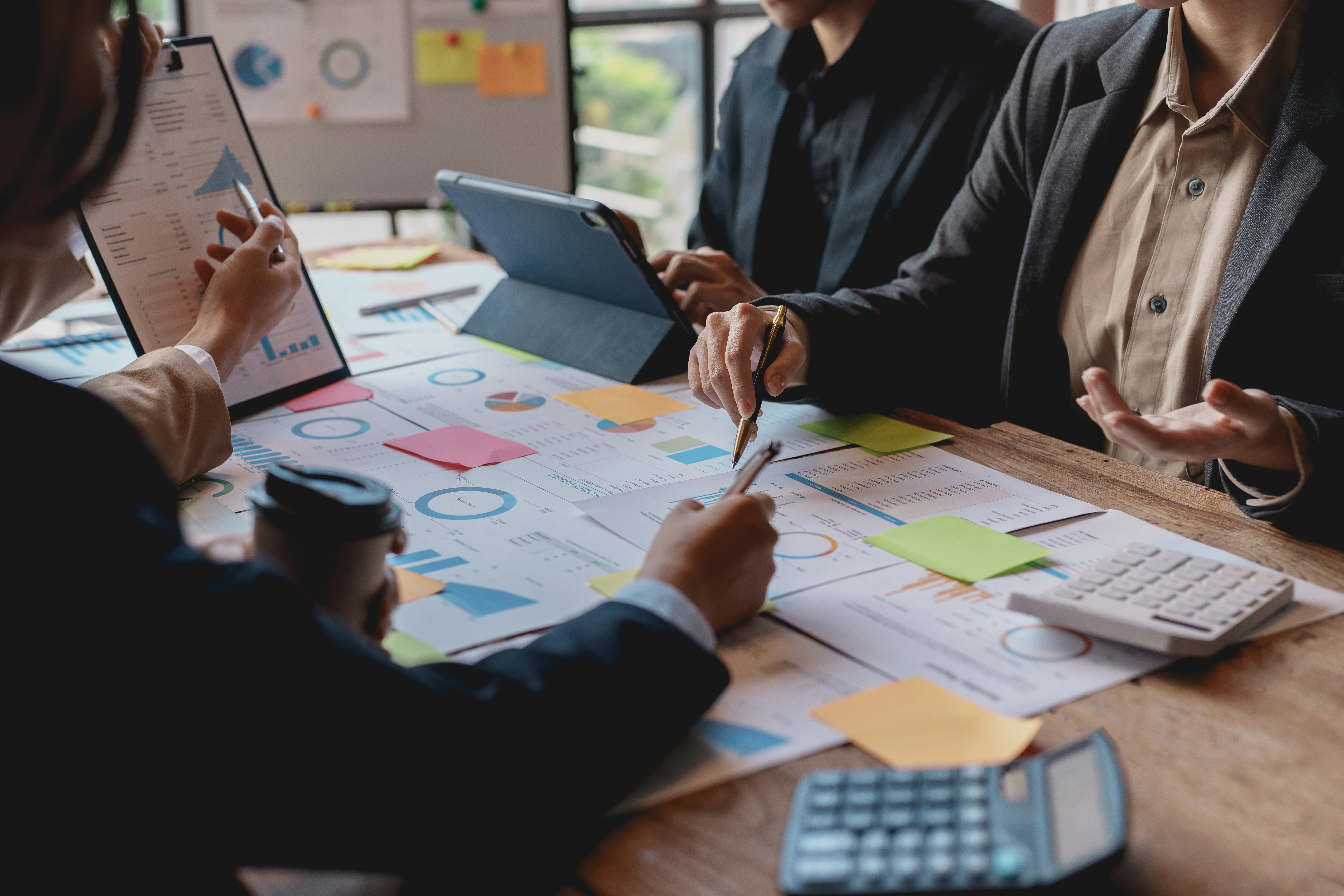 Professionnels analysant des graphiques en réunion